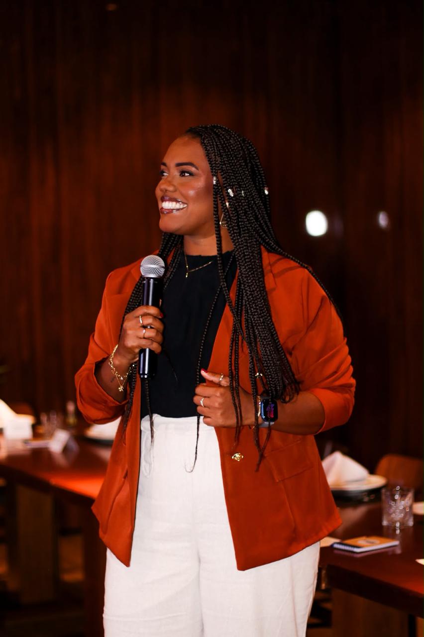 Flávia Silva conduzindo palestra executiva sobre diversidade e inclusão