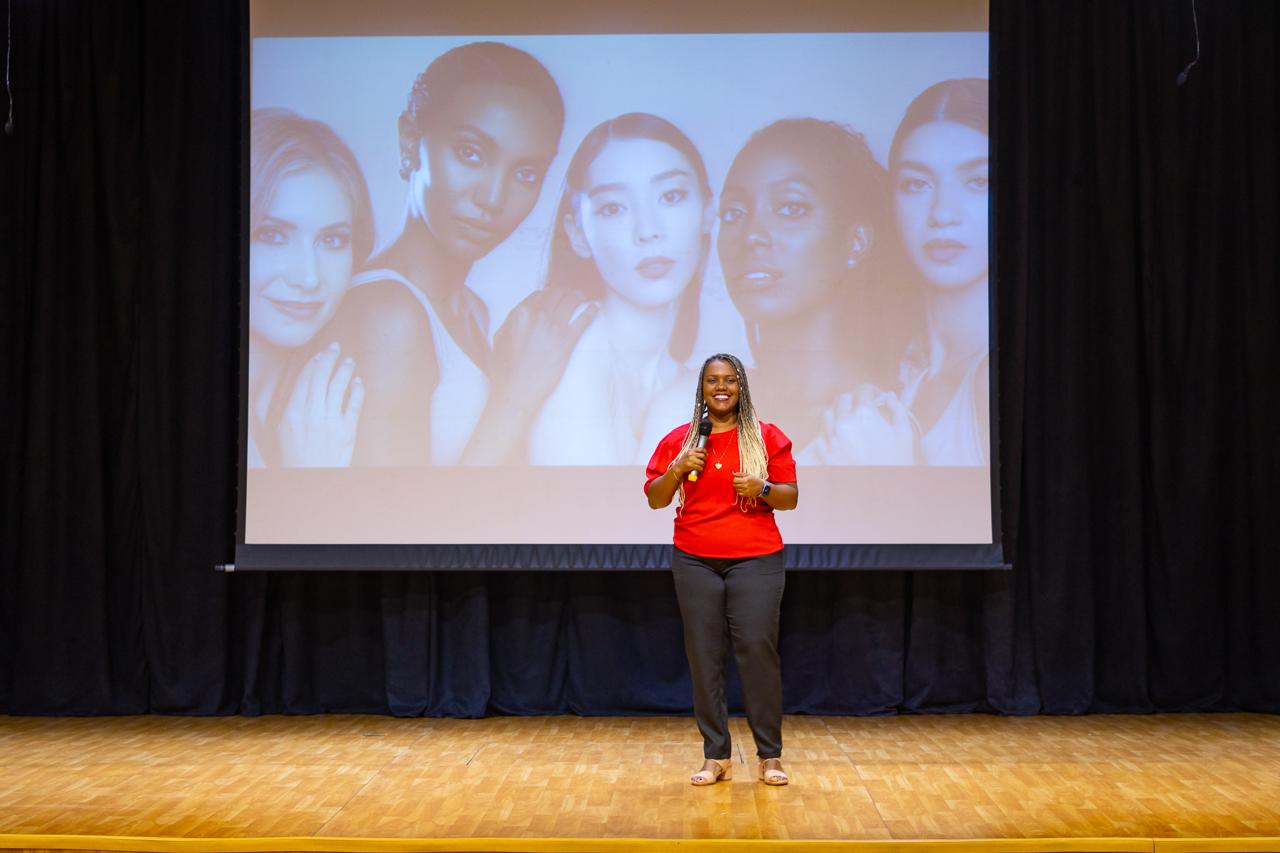 Flávia Silva palestrando em auditório sobre diversidade e inclusão